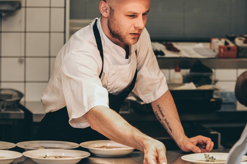 Vêtements de cuisine : s’équiper tel un vrai chef