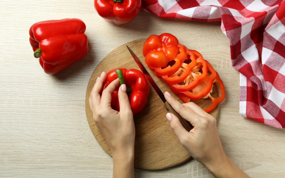 planche à découper et poivrons rouges